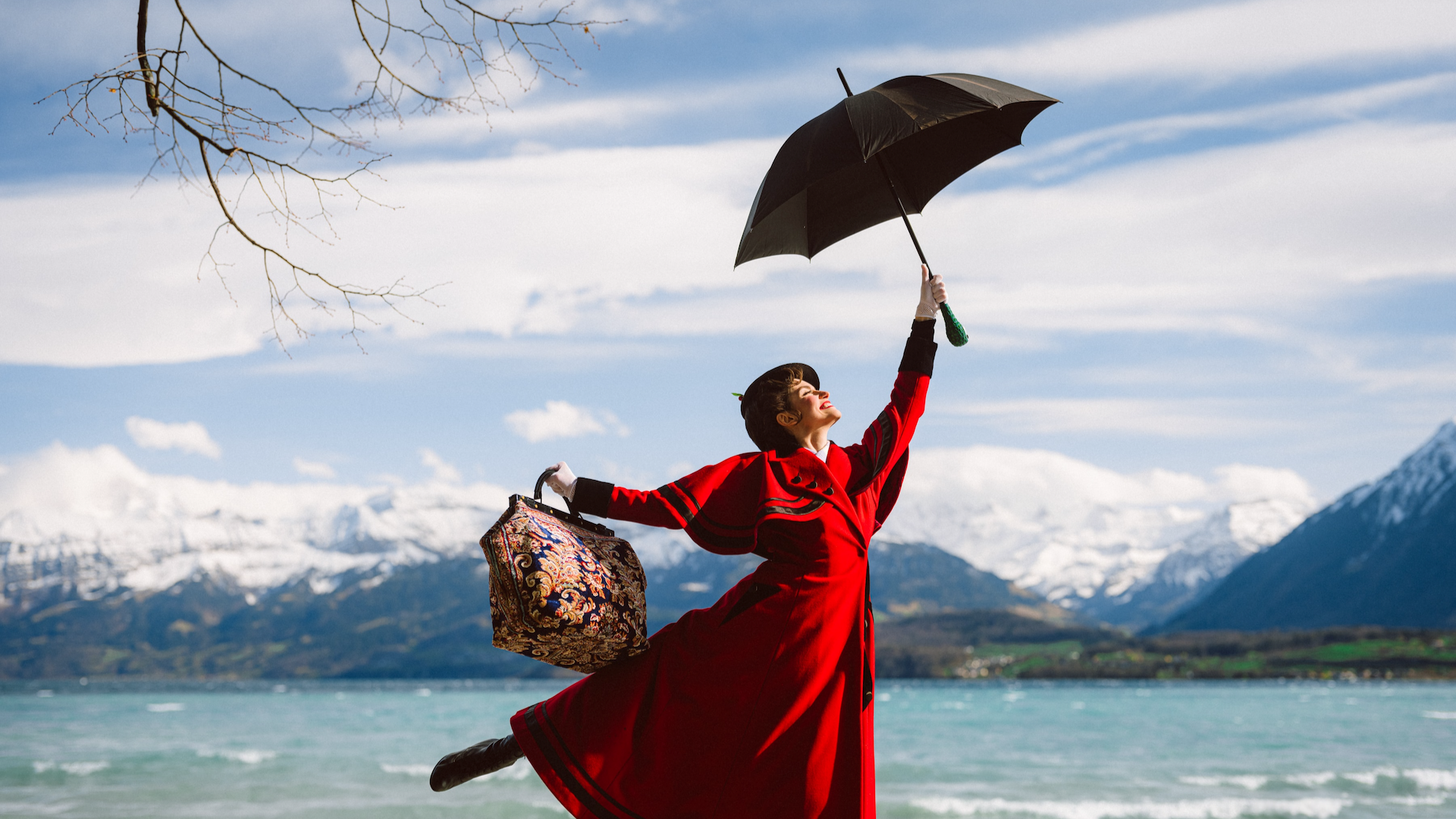 Mary Poppins verzaubert vor Eiger, Mönch und Jungfrau